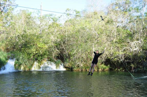 Jogando-se no rio Baía Bonita, no Aquário Natural, em Bonito, no Mato Grosso do Sul